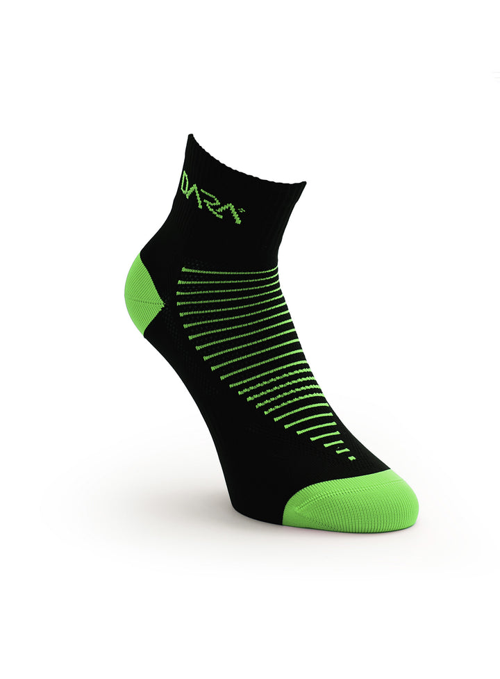 Schwarz Grün TECH Running Quarter Sportsocken mit leichter Kompression für Walking, Fitness und Alltag.